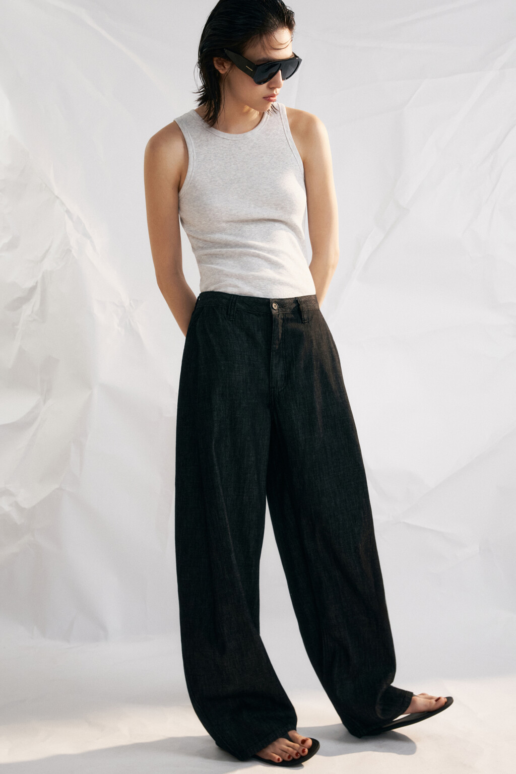 Джинсы-баллоны со средней посадкой и складками - цвет черный - 2