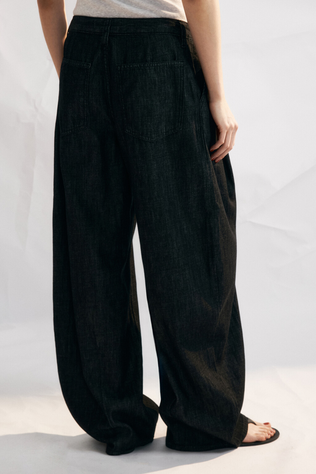 Джинсы-баллоны со средней посадкой и складками - цвет черный - 4