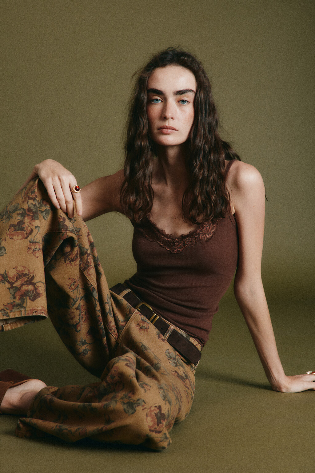 Джинсы baggy fit со средней посадкой и цветочным принтом - цвет бежевый - 2