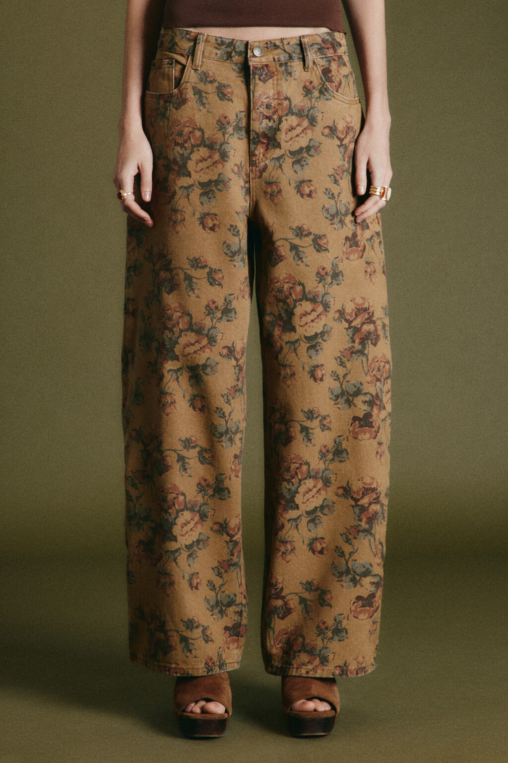 Джинсы baggy fit со средней посадкой и цветочным принтом - цвет бежевый - 3