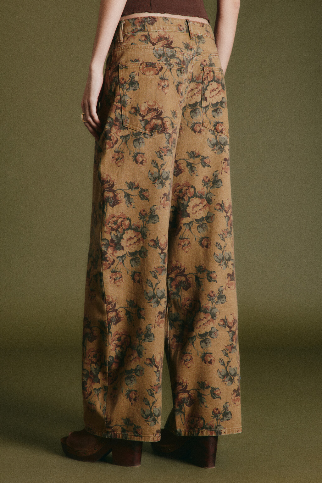 Джинсы baggy fit со средней посадкой и цветочным принтом - цвет бежевый - 4