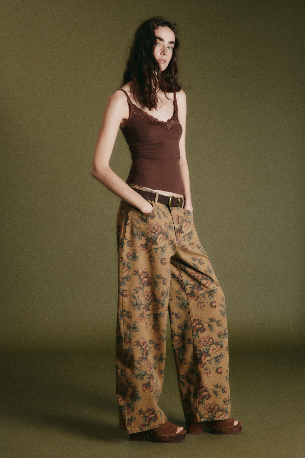 Джинсы baggy fit со средней посадкой и цветочным принтом - цвет бежевый - 5