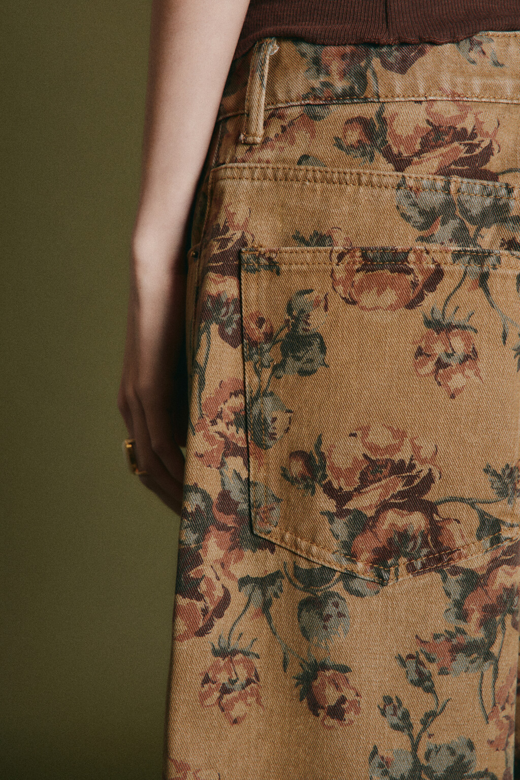 Джинсы baggy fit со средней посадкой и цветочным принтом - цвет бежевый - 7