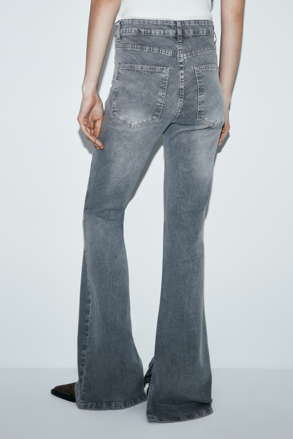 Джинсы клеш со средней посадкой и разрезами - цвет серый - 4