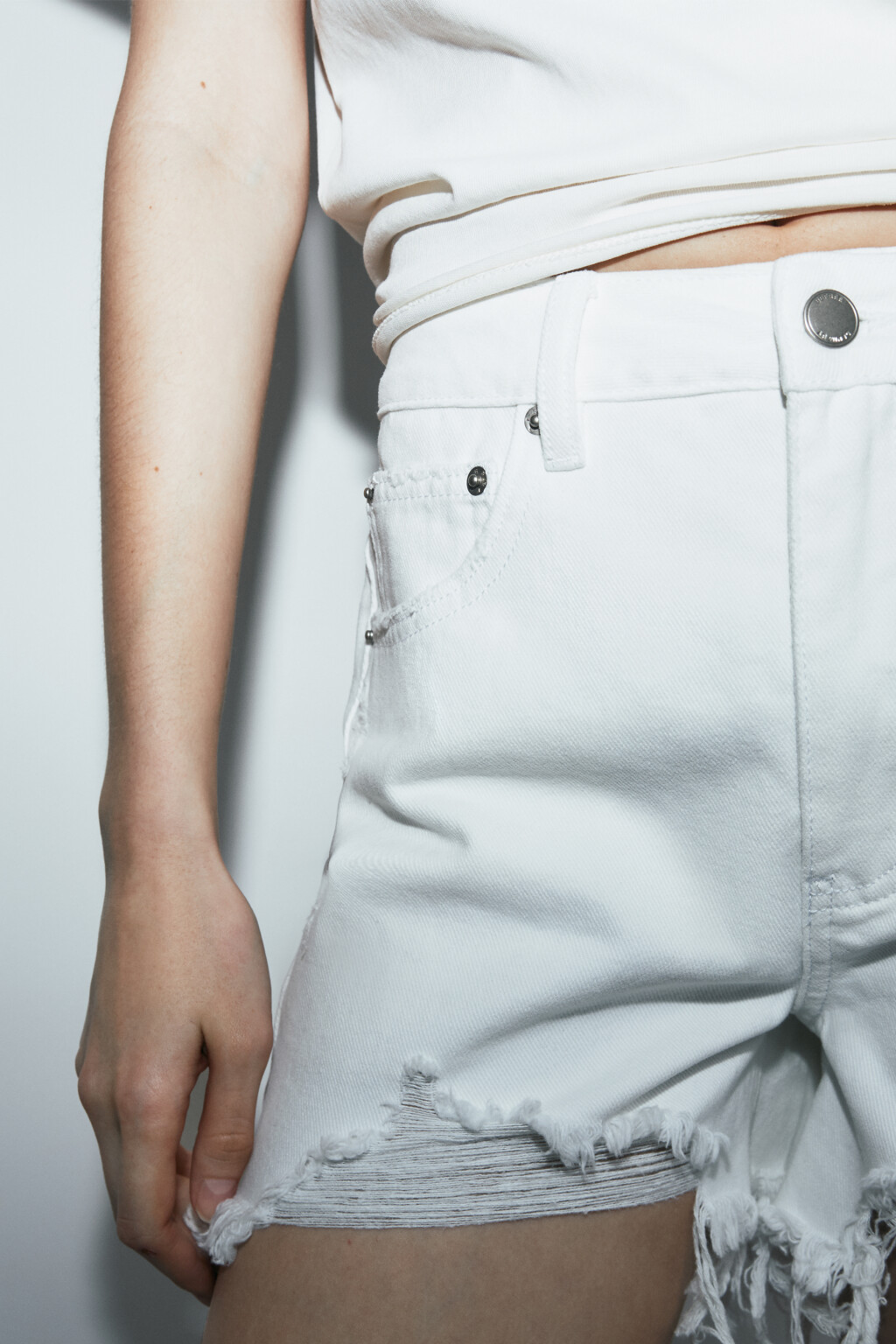 Шорты джинсовые с высокой посадкой короткие рваные - цвет белый - 6