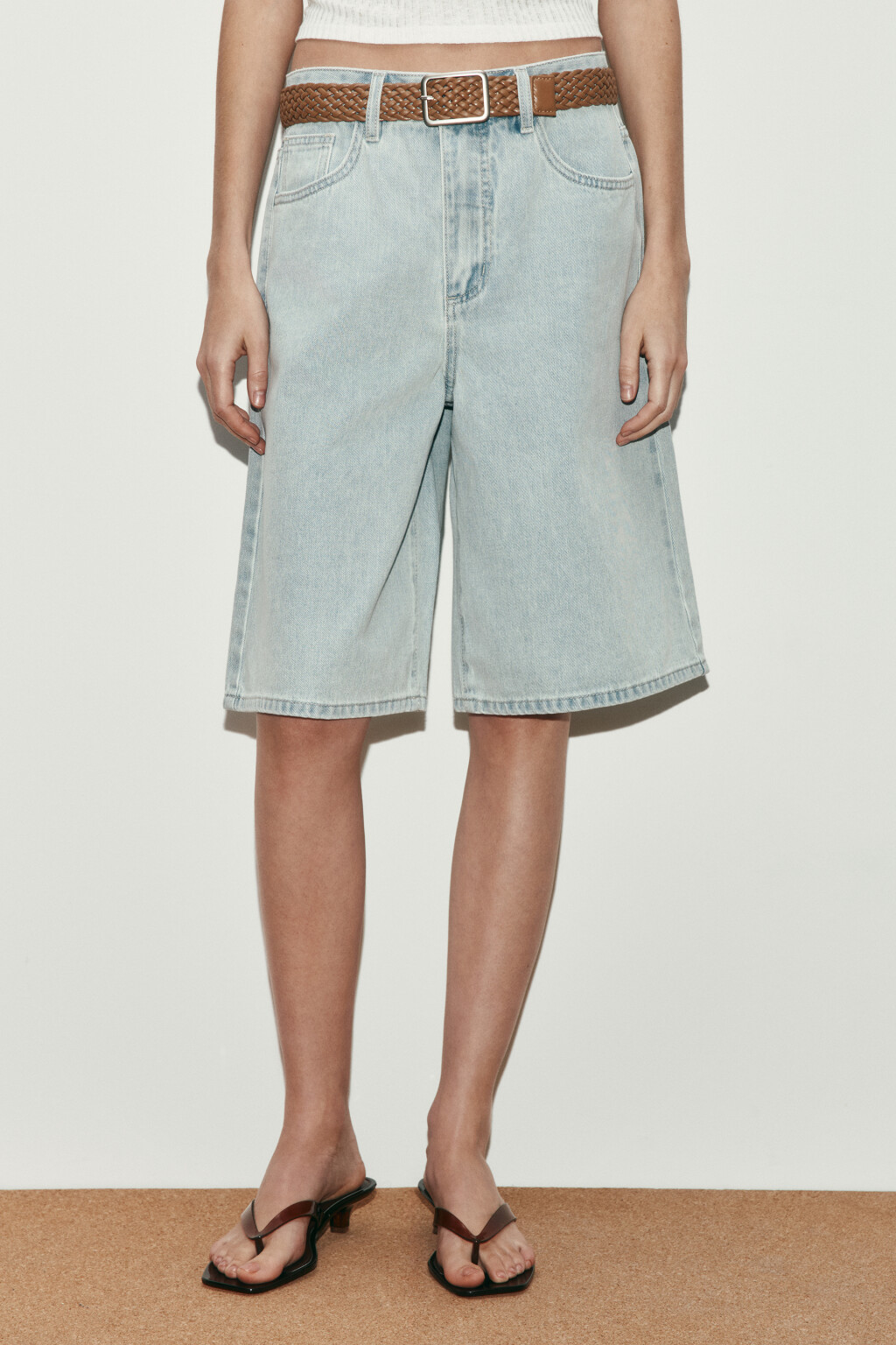 Шорты-бермуды джинсовые с высокой посадкой и ремнем - цвет голубой - 2
