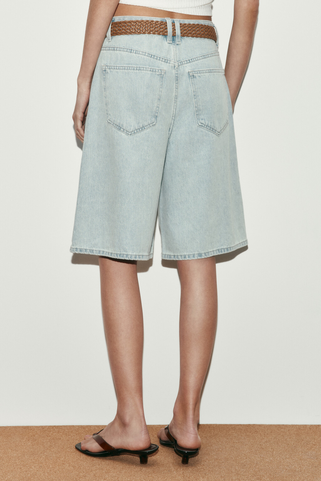 Шорты-бермуды джинсовые с высокой посадкой и ремнем - цвет голубой - 3