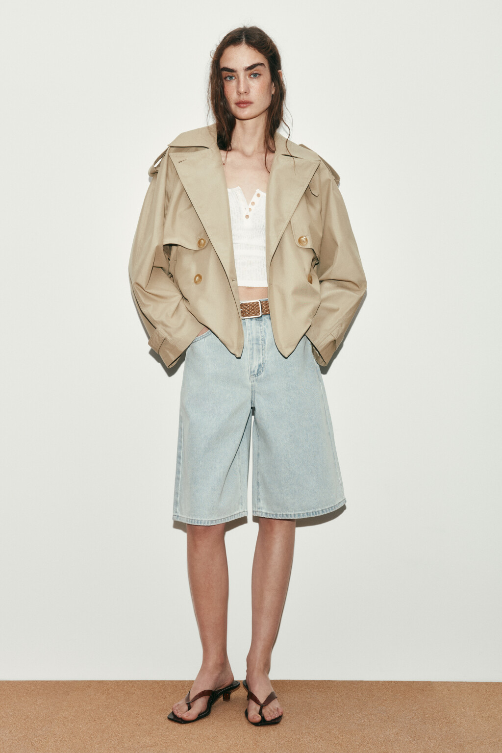 Шорты-бермуды джинсовые с высокой посадкой и ремнем - цвет голубой - 4