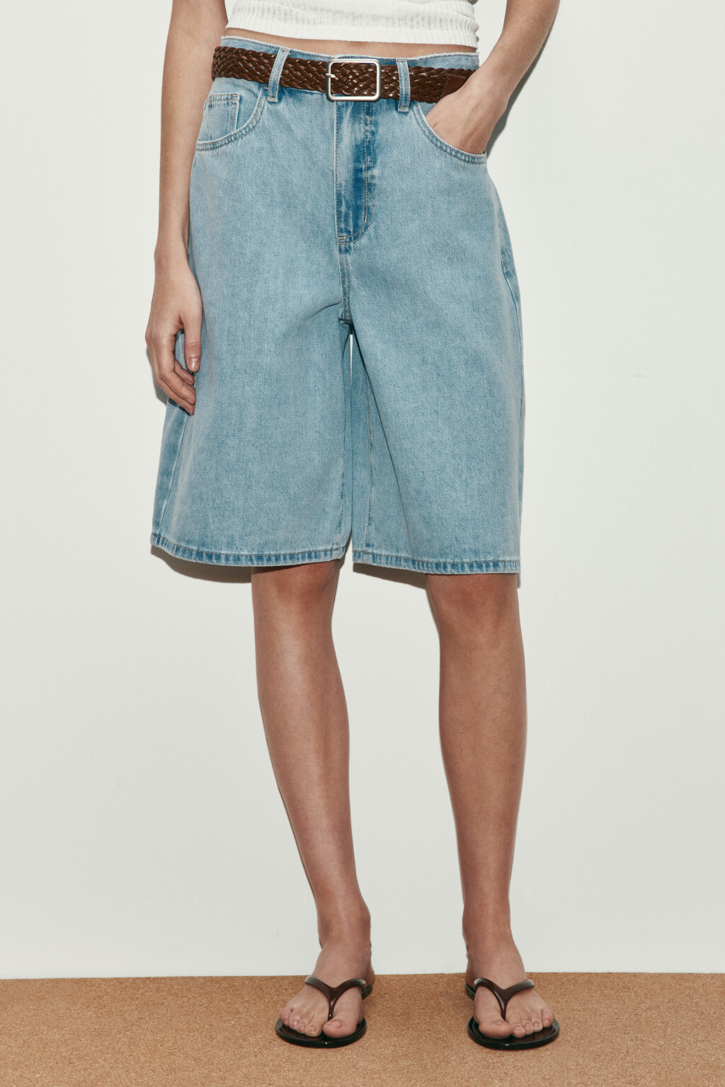 Шорты-бермуды джинсовые с высокой посадкой и ремнем - цвет голубой - 3