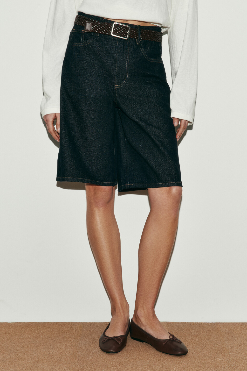 Шорты-бермуды джинсовые с высокой посадкой и ремнем - цвет синий - 2