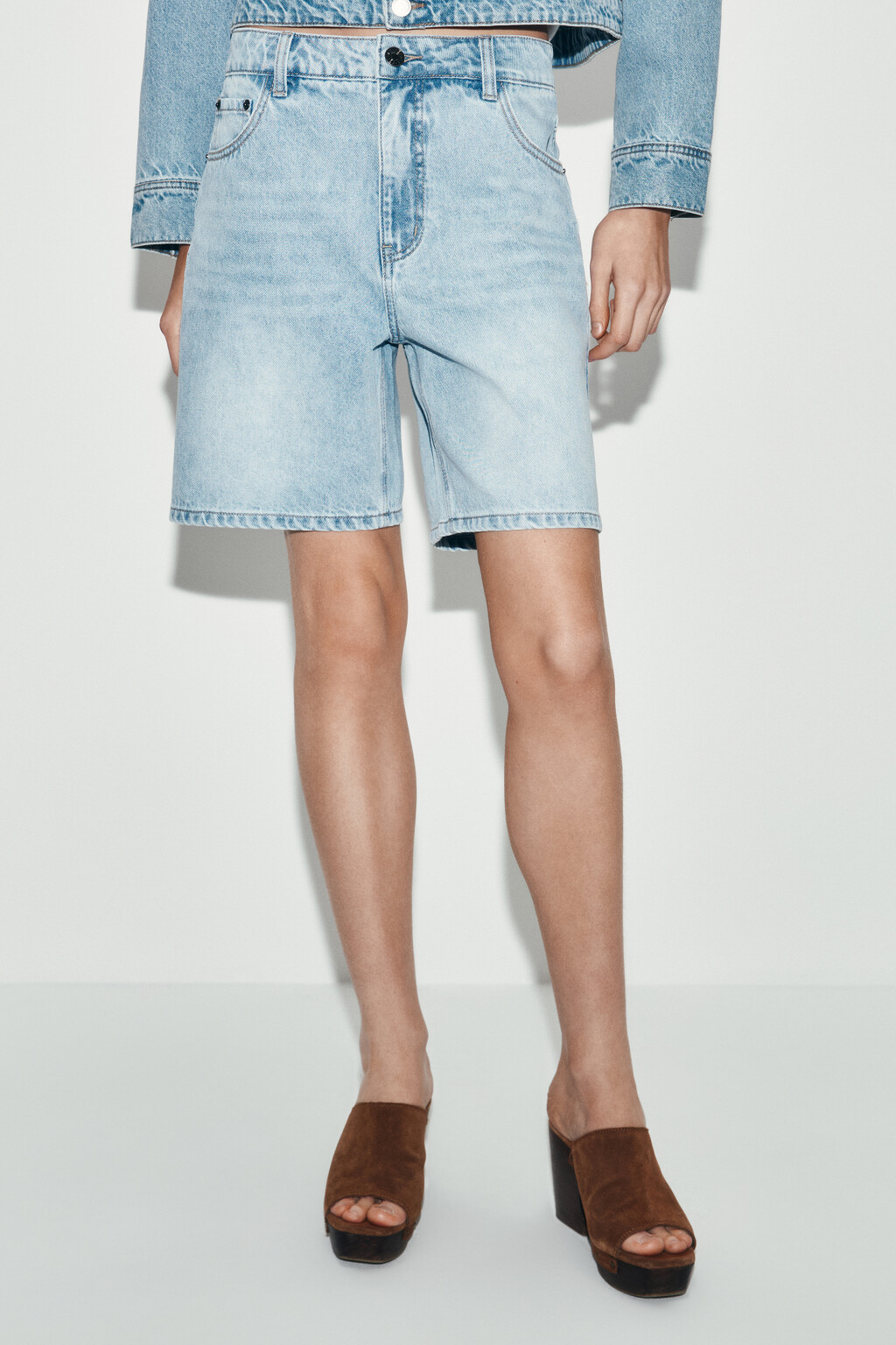 Шорты джинсовые со средней посадкой - цвет голубой - 2