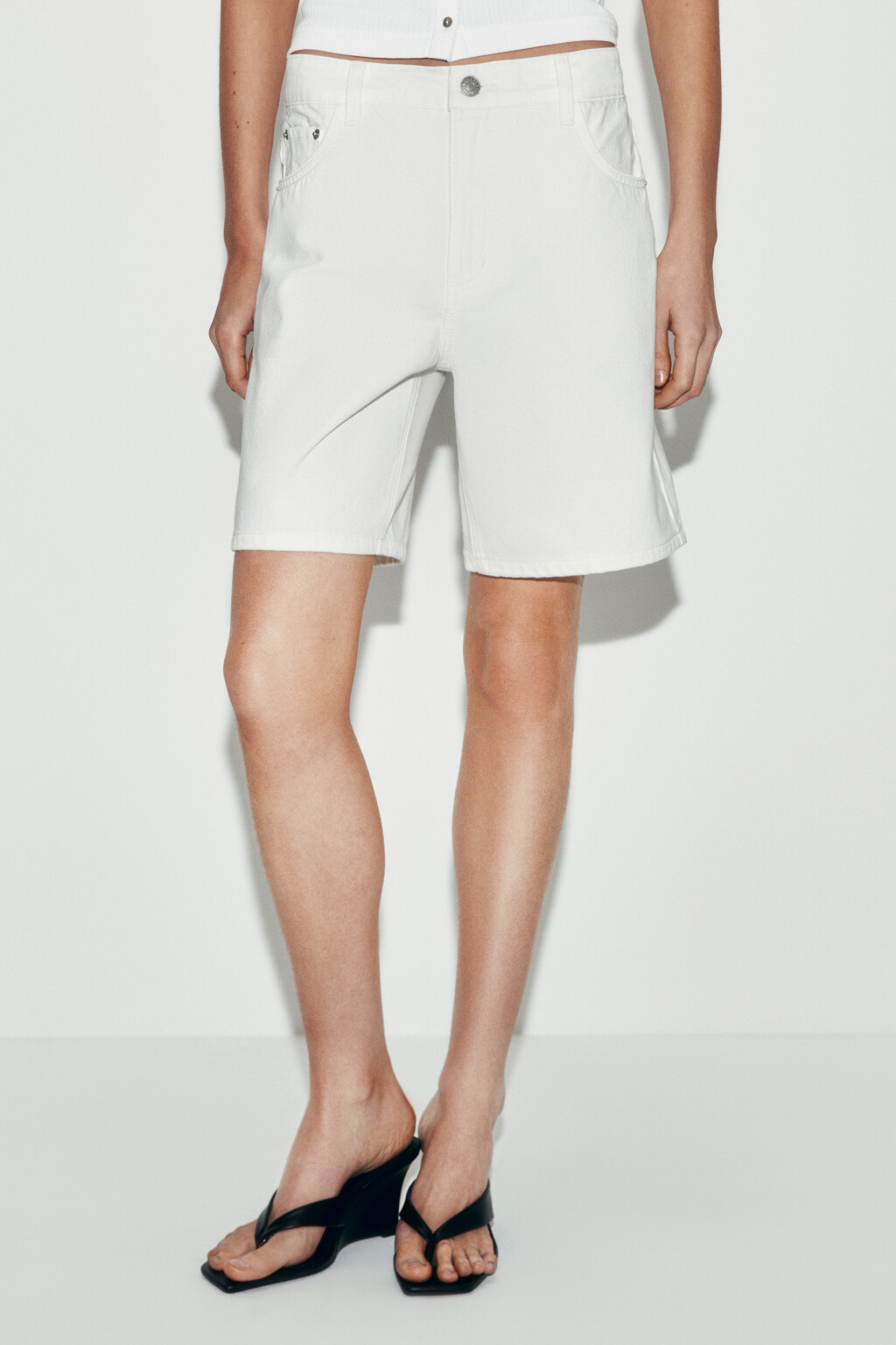 Шорты джинсовые со средней посадкой - цвет белый - 2