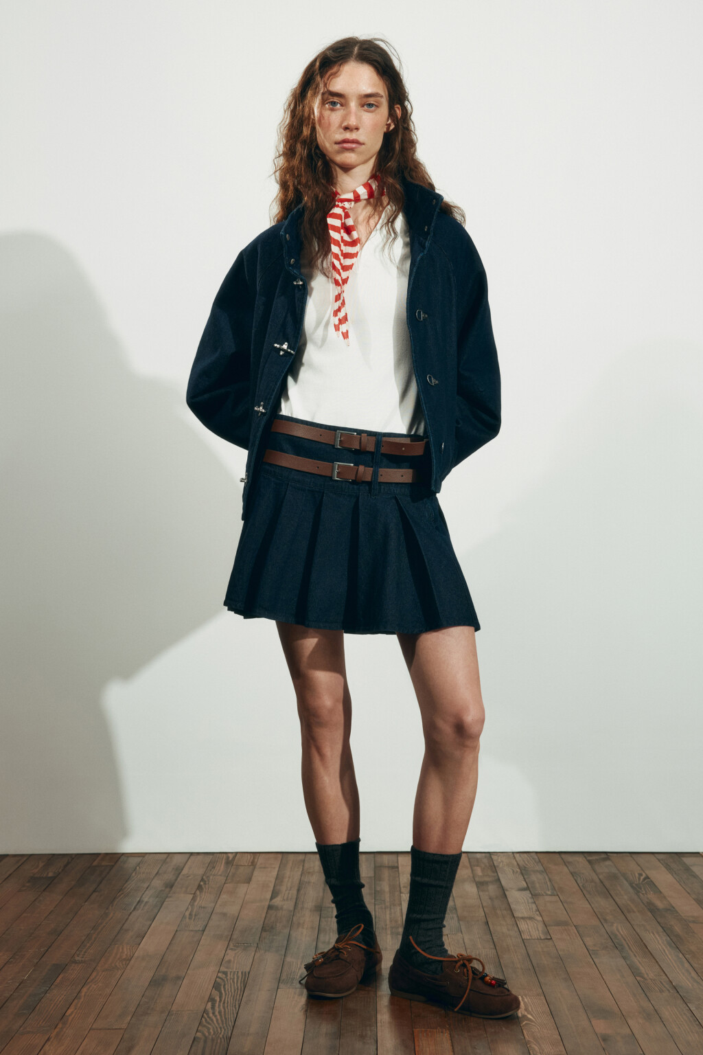 Юбка мини джинсовая в складку с ремешками - цвет синий - 4