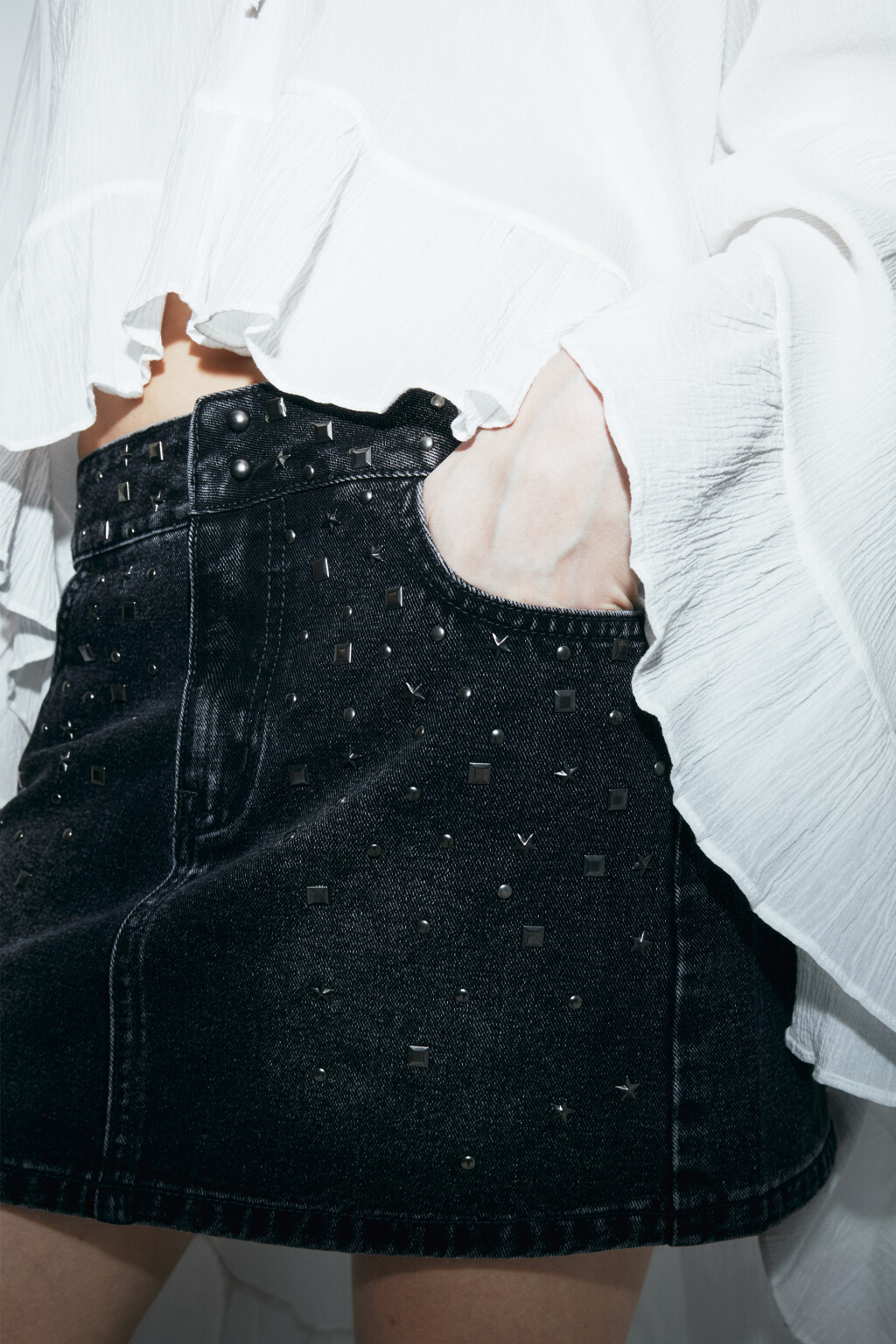 Юбка-трапеция мини джинсовая с заклепками - цвет серый - 6