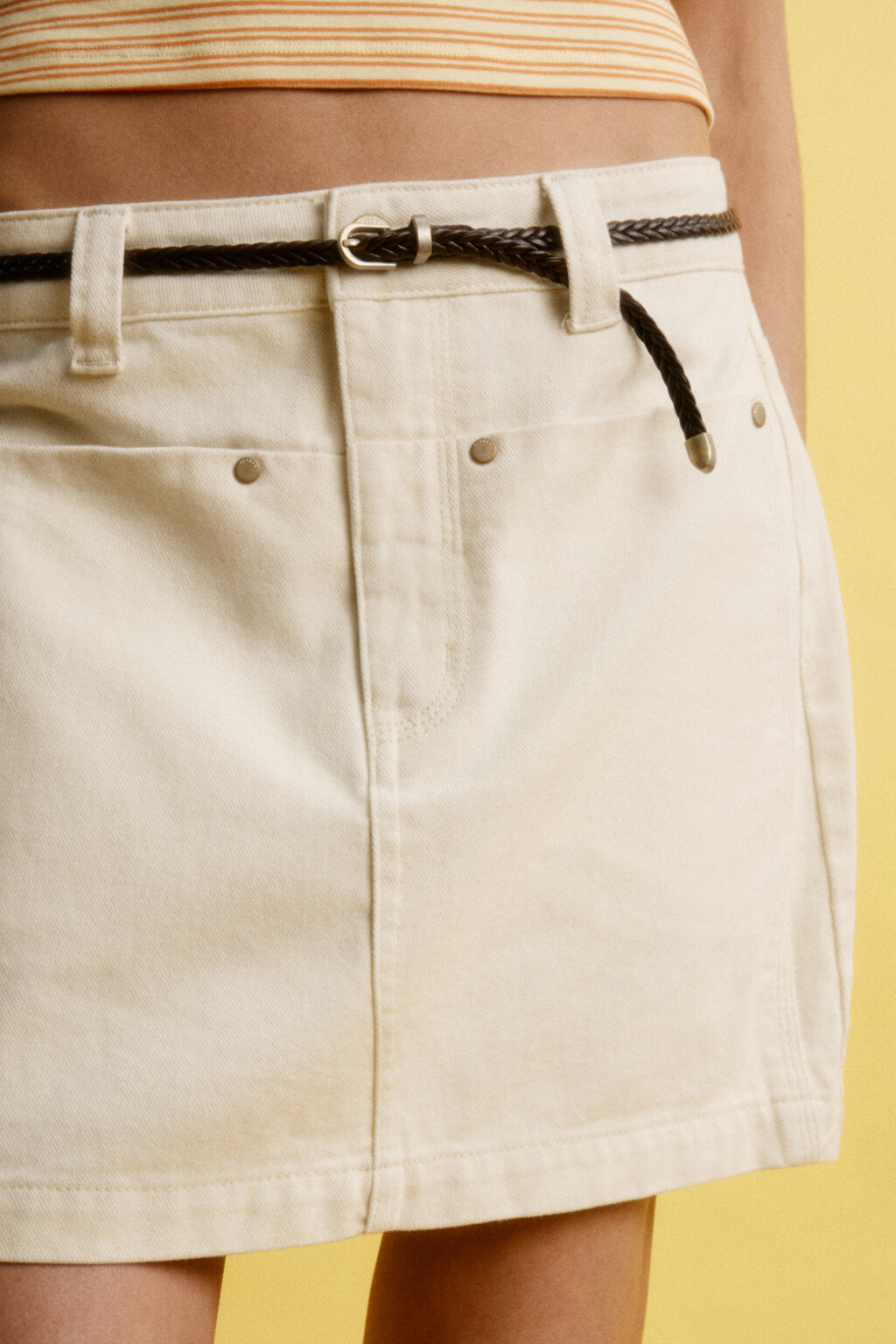 Юбка мини прямая джинсовая с ремнем - цвет бежевый - 6