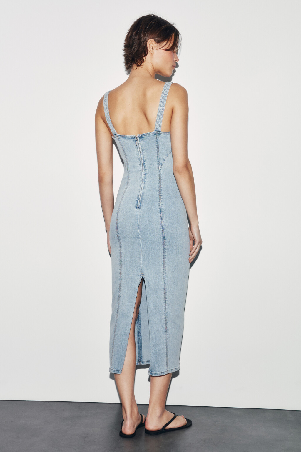 Платье джинсовое облегающее с декоративными швами - цвет голубой - 3