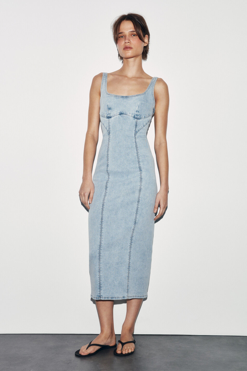 Платье джинсовое облегающее с декоративными швами - цвет голубой - 4