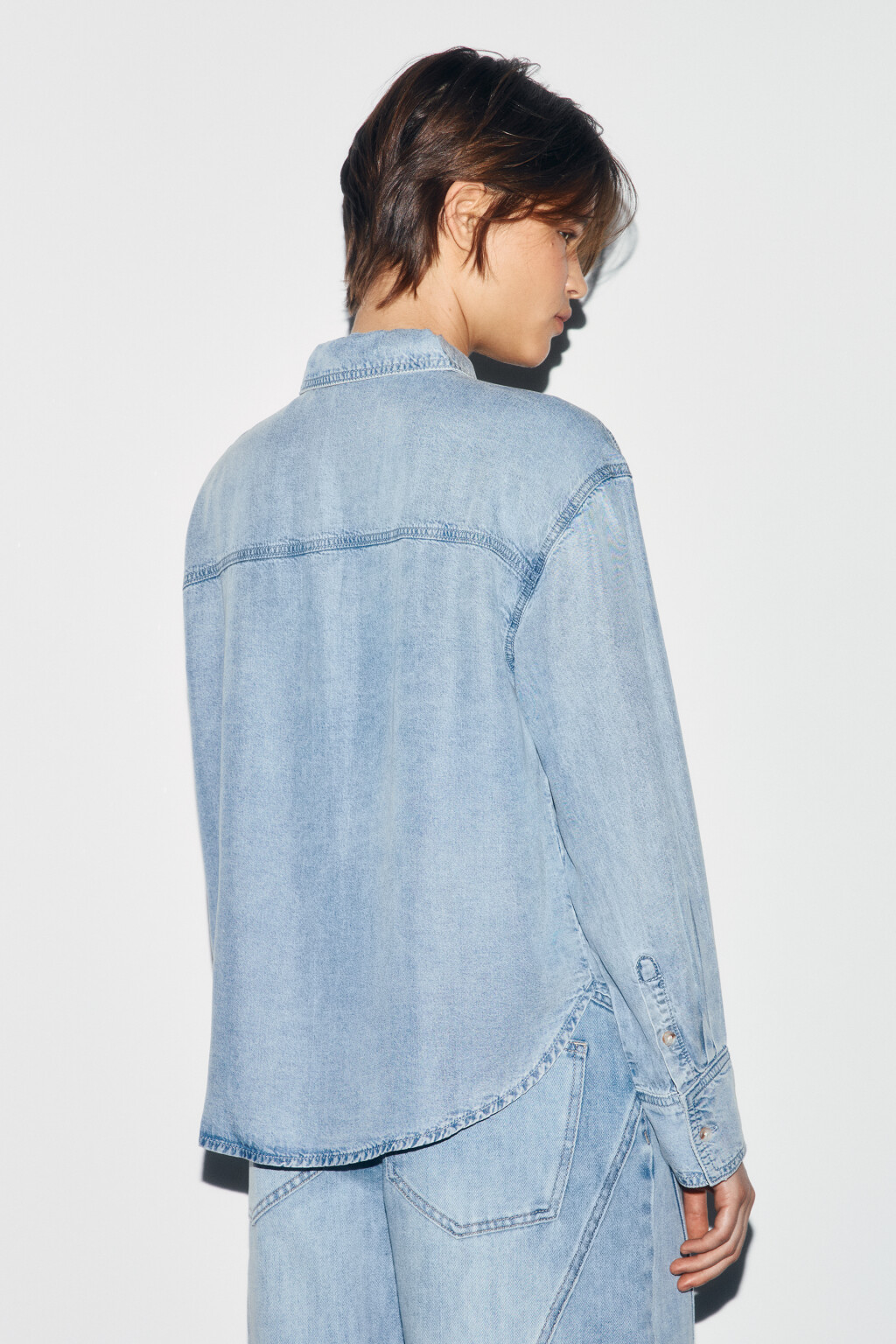 Рубашка-овершот прямая джинсовая из лиоцелла - цвет голубой - 4