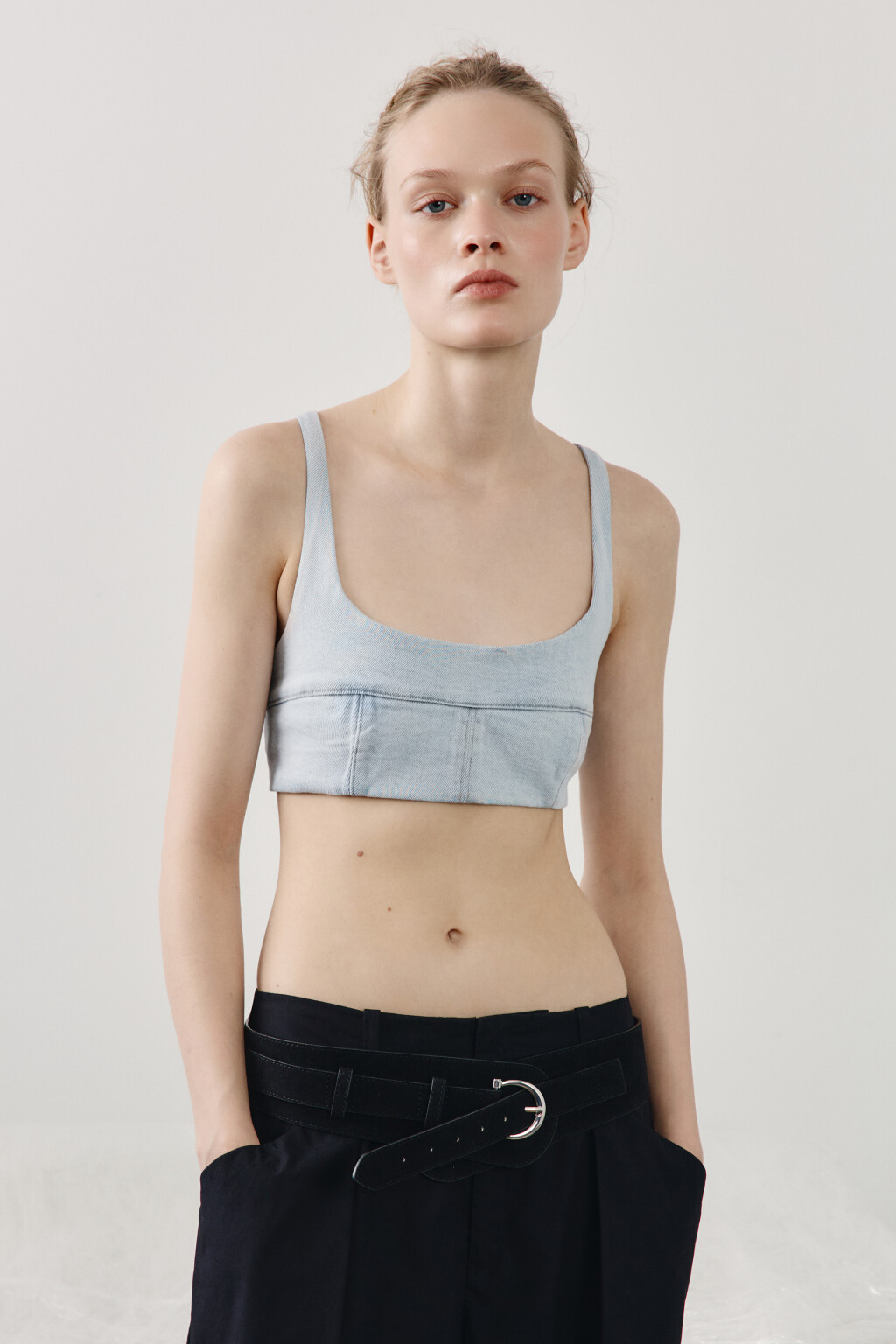 Топ джинсовый укороченный на тонких бретелях - цвет голубой - 3