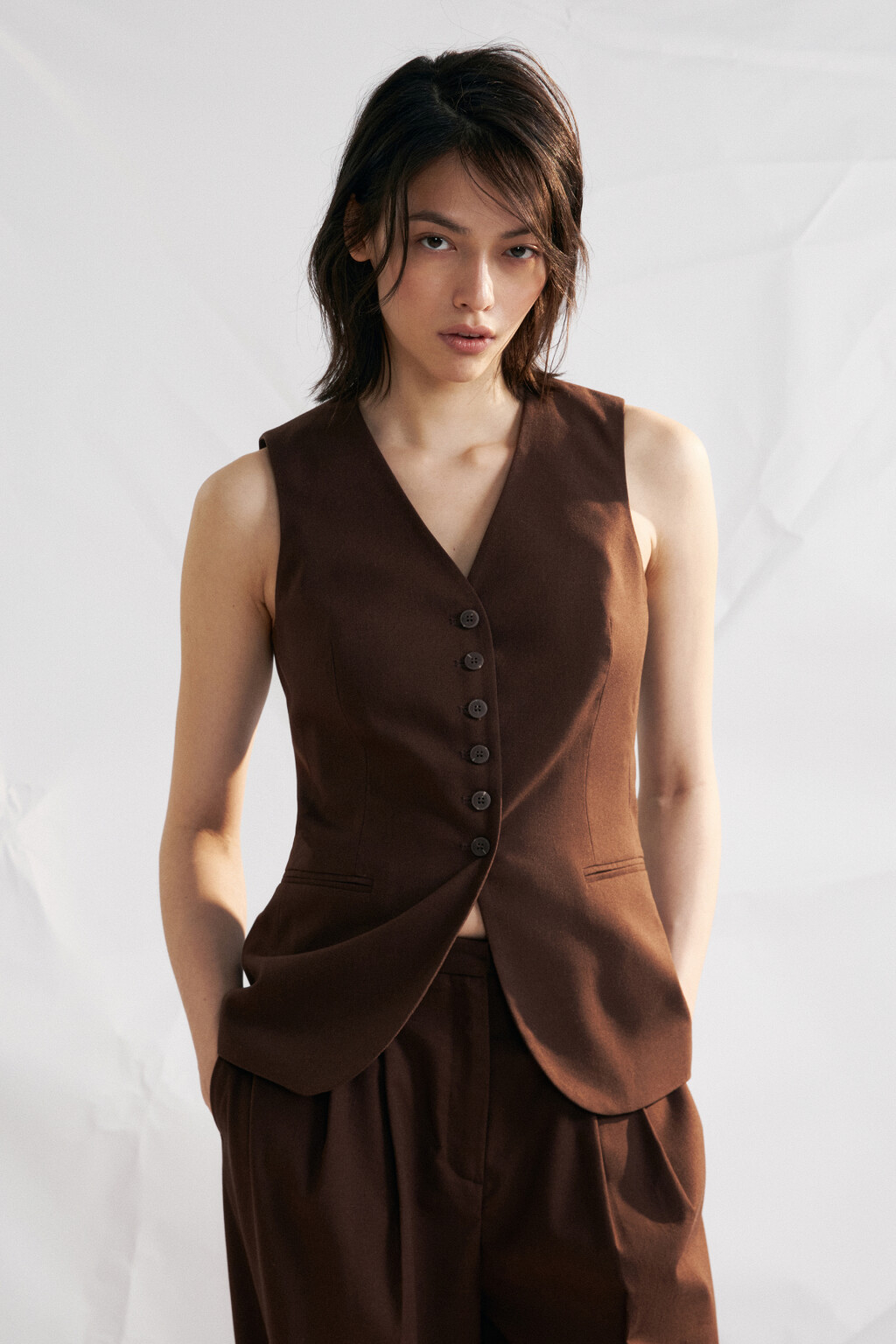 Жилет костюмный приталенный со льном - цвет коричневый - 2