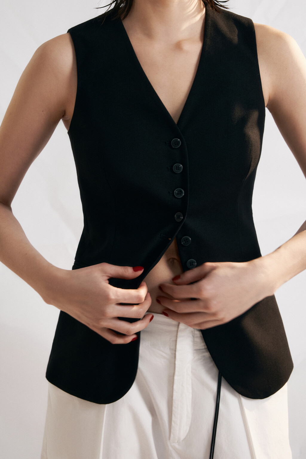 Жилет костюмный приталенный со льном - цвет черный - 1