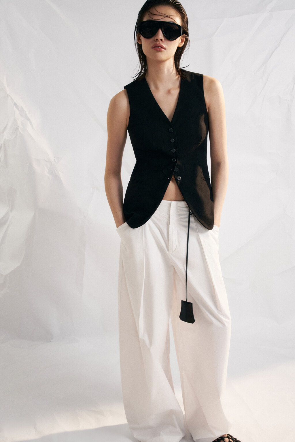 Жилет костюмный приталенный со льном - цвет черный - 2