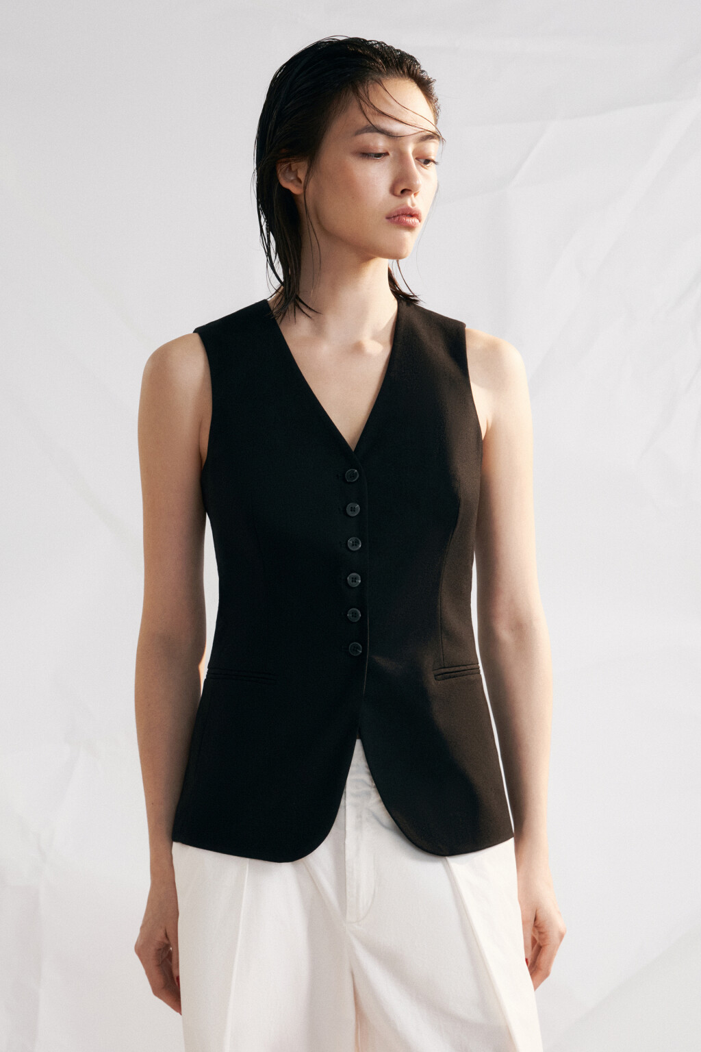 Жилет костюмный приталенный со льном - цвет черный - 3