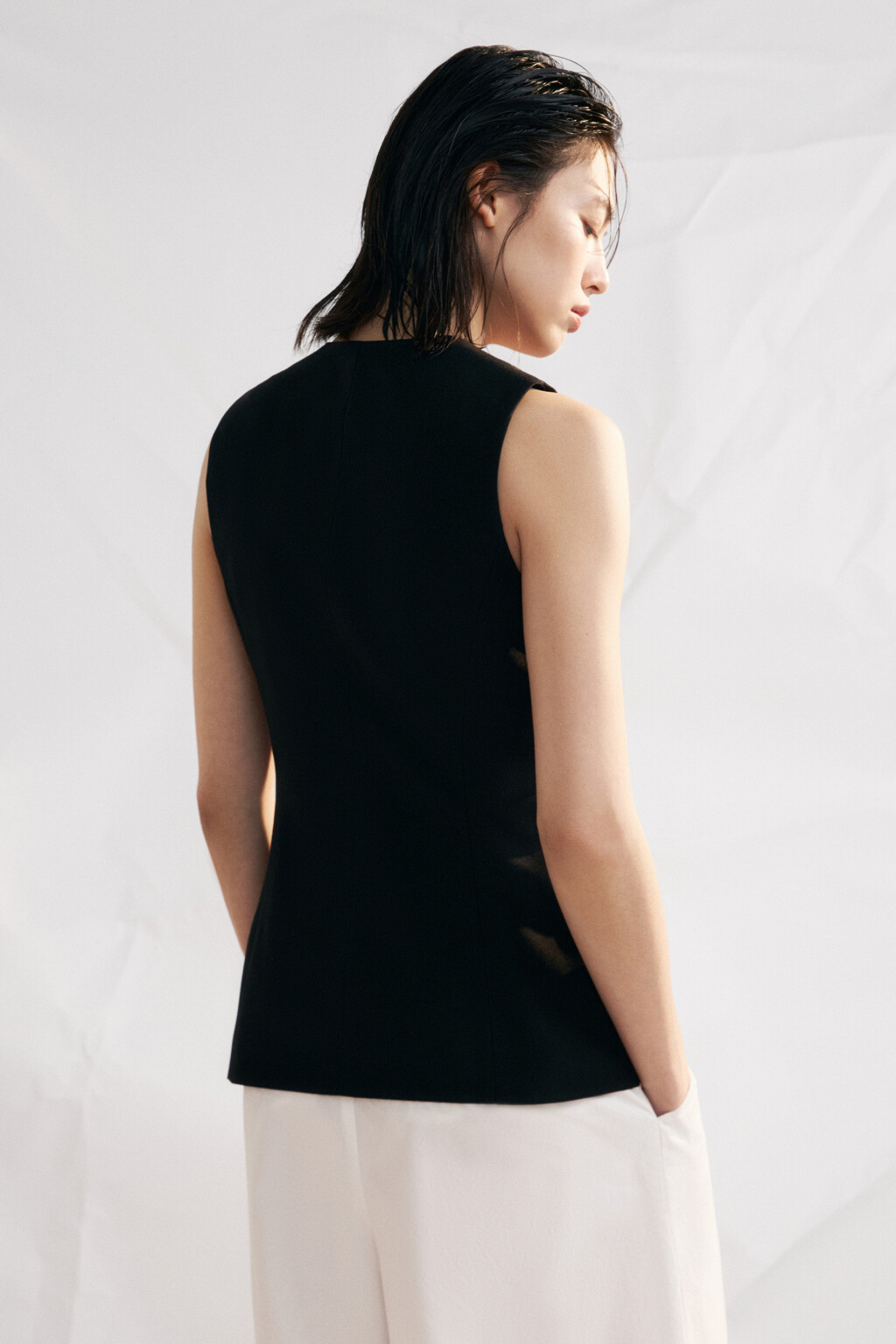 Жилет костюмный приталенный со льном - цвет черный - 4