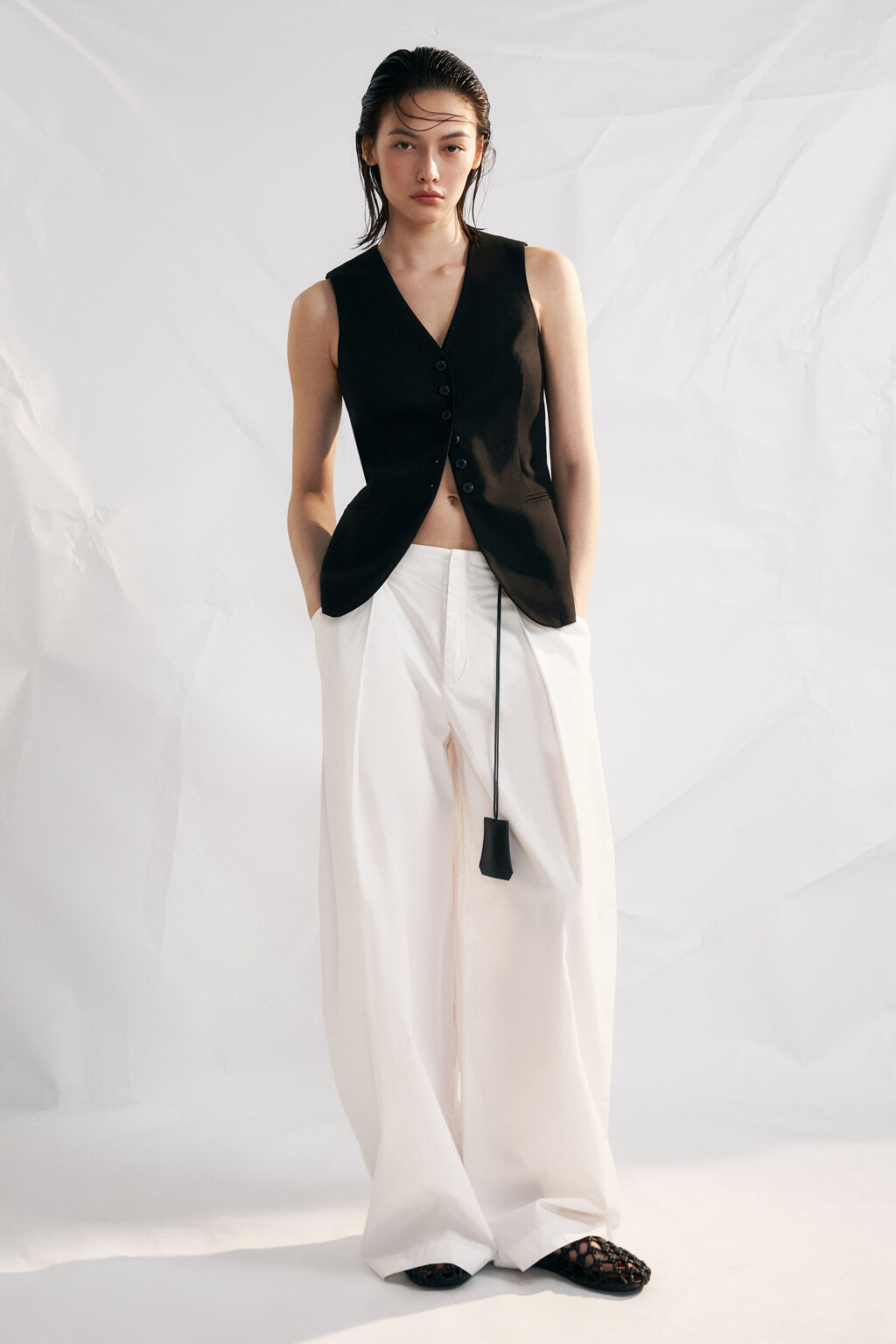 Жилет костюмный приталенный со льном - цвет черный - 5