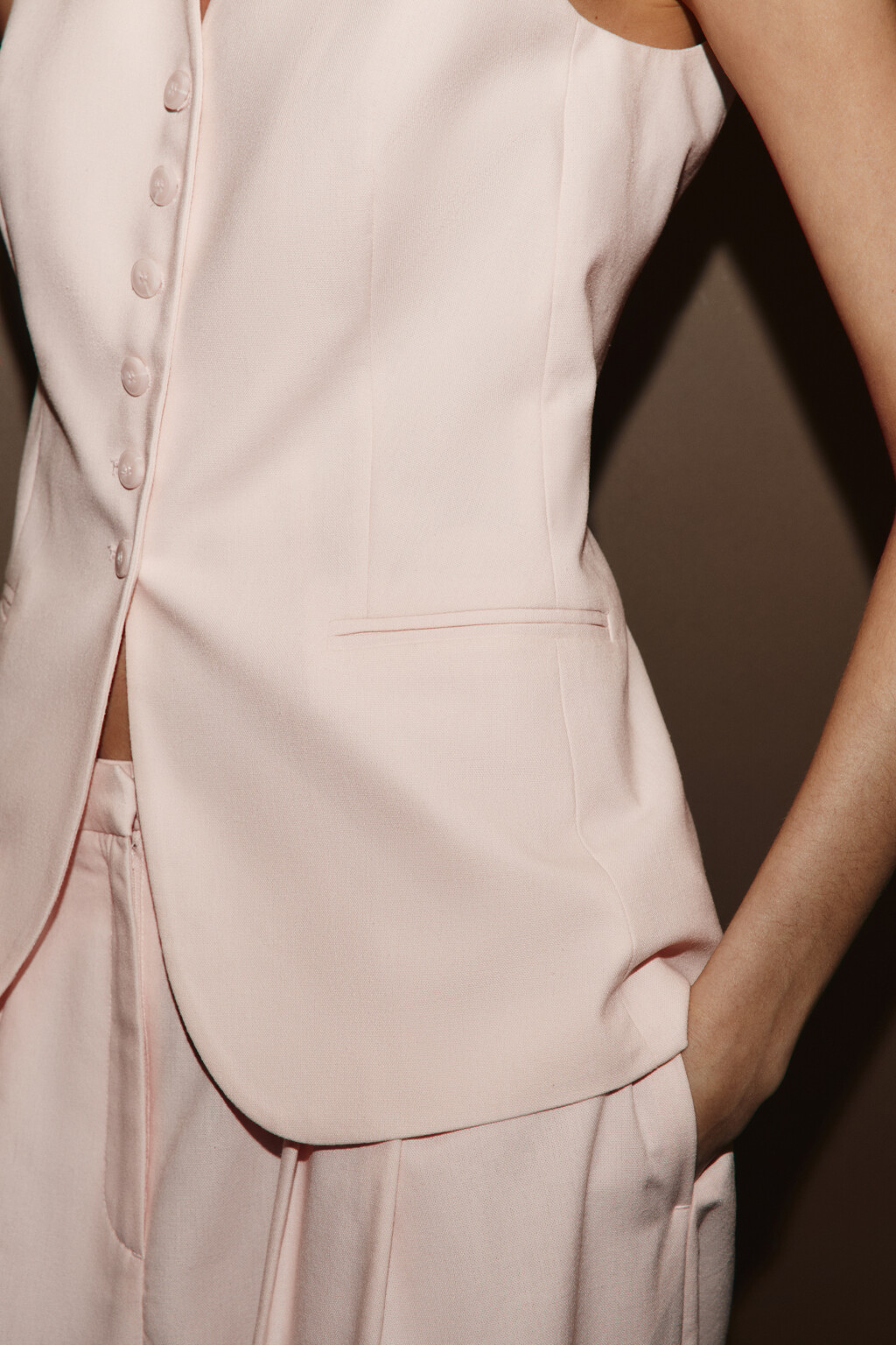 Жилет костюмный приталенный со льном - цвет розовый - 6