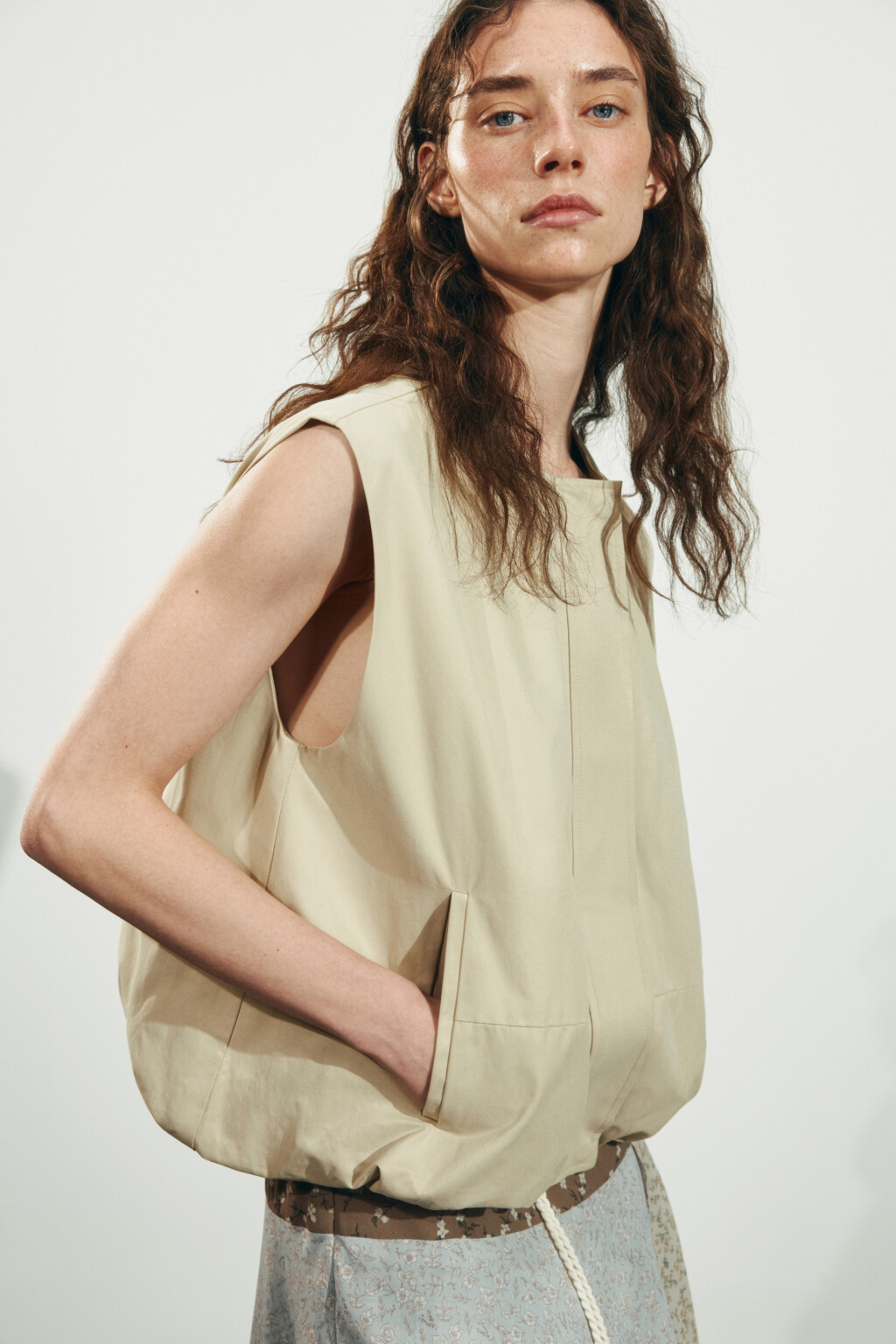 Жилет на молнии с круглым вырезом - цвет бежевый - 1