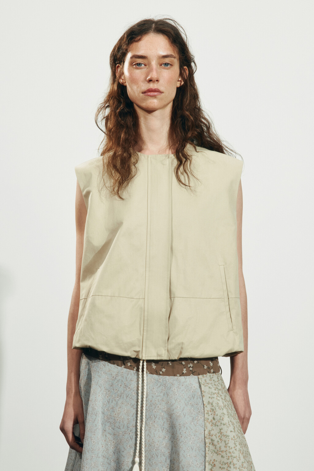 Жилет на молнии с круглым вырезом - цвет бежевый - 2