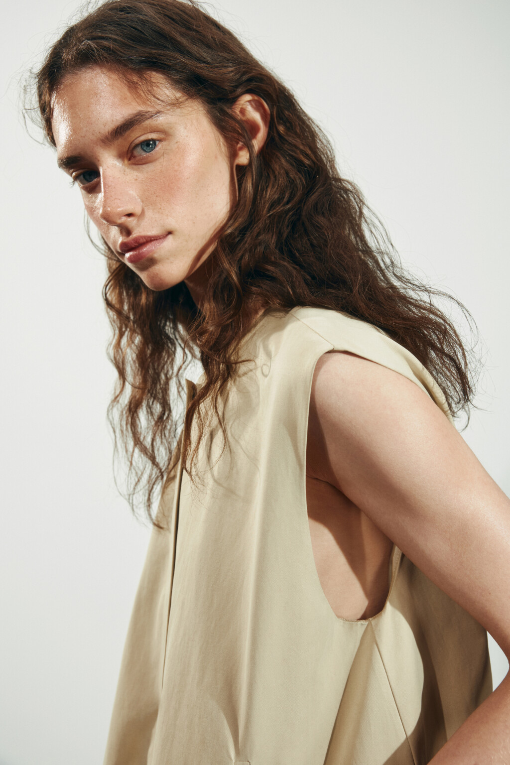 Жилет на молнии с круглым вырезом - цвет бежевый - 6