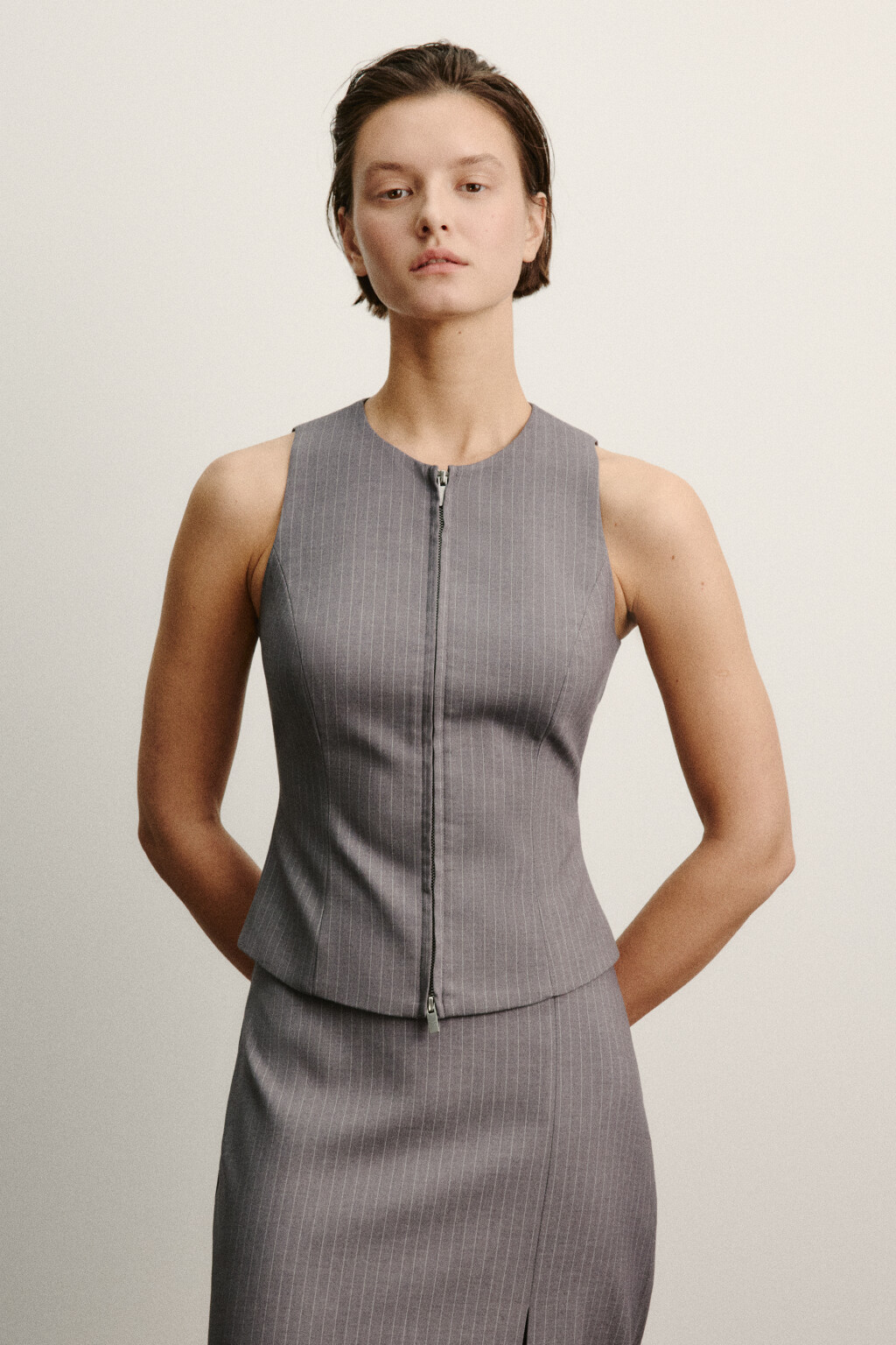 Жилет костюмный в полоску - цвет серый - 2