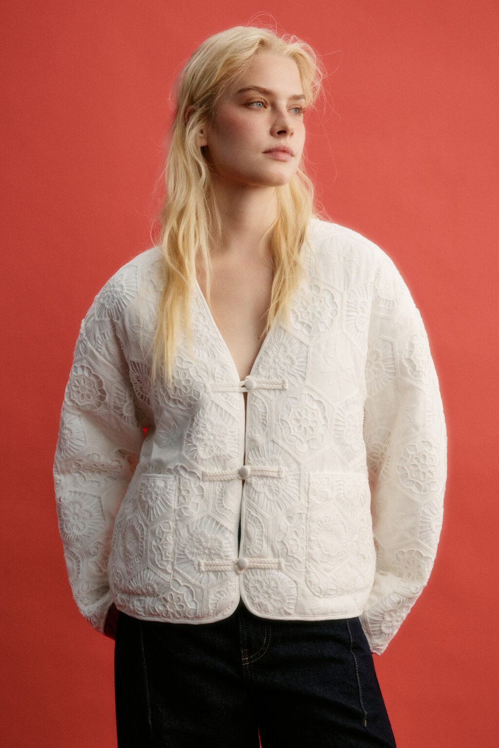 Жакет-бомбер укороченный на петлях с узором - цвет молочный - 3