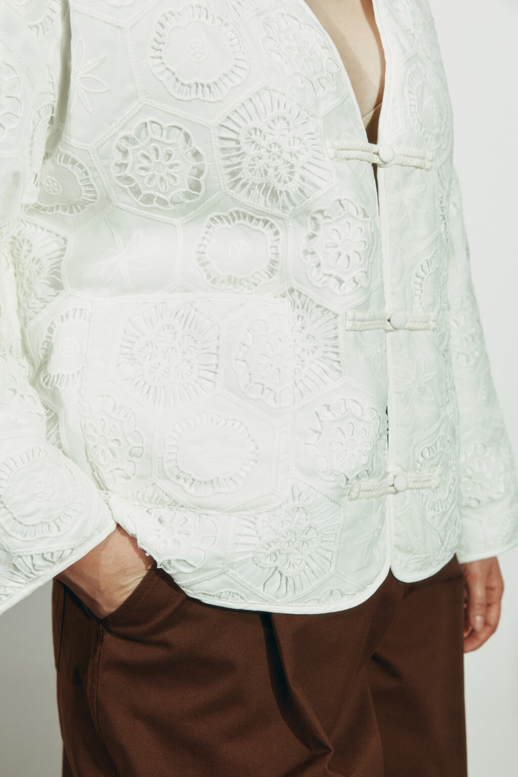 Жакет-бомбер укороченный на петлях с узором - цвет молочный - 5