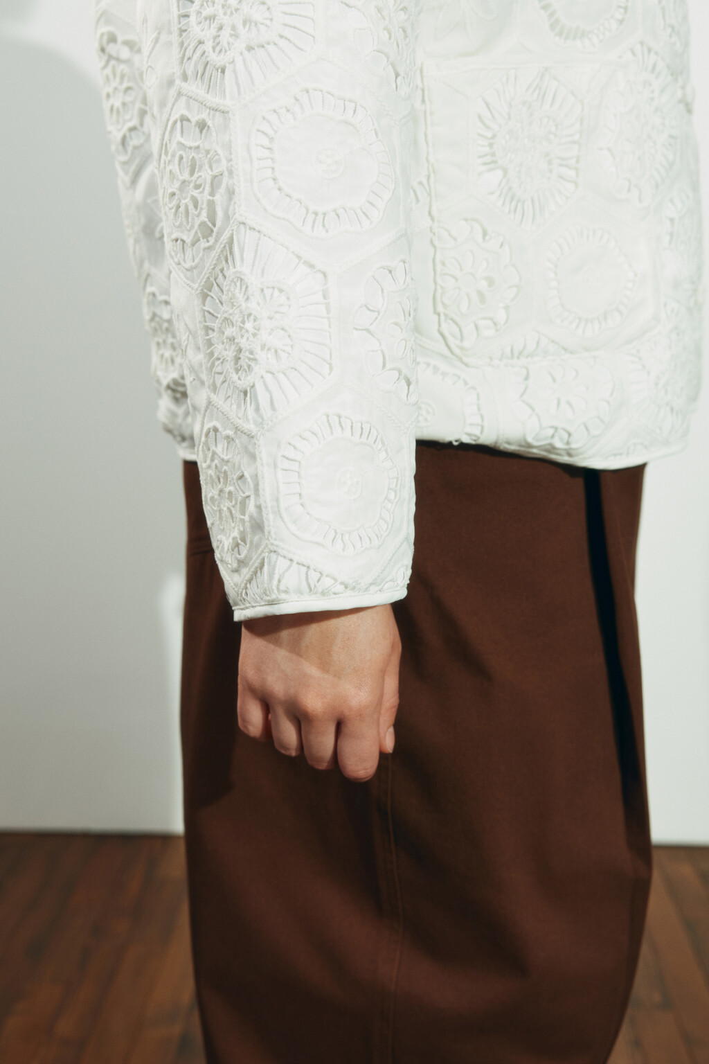 Жакет-бомбер укороченный на петлях с узором - цвет молочный - 6