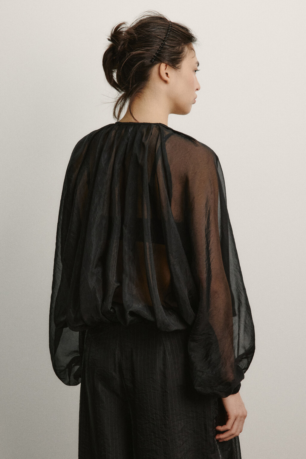 Жакет-бомбер из органзы - цвет черный - 4