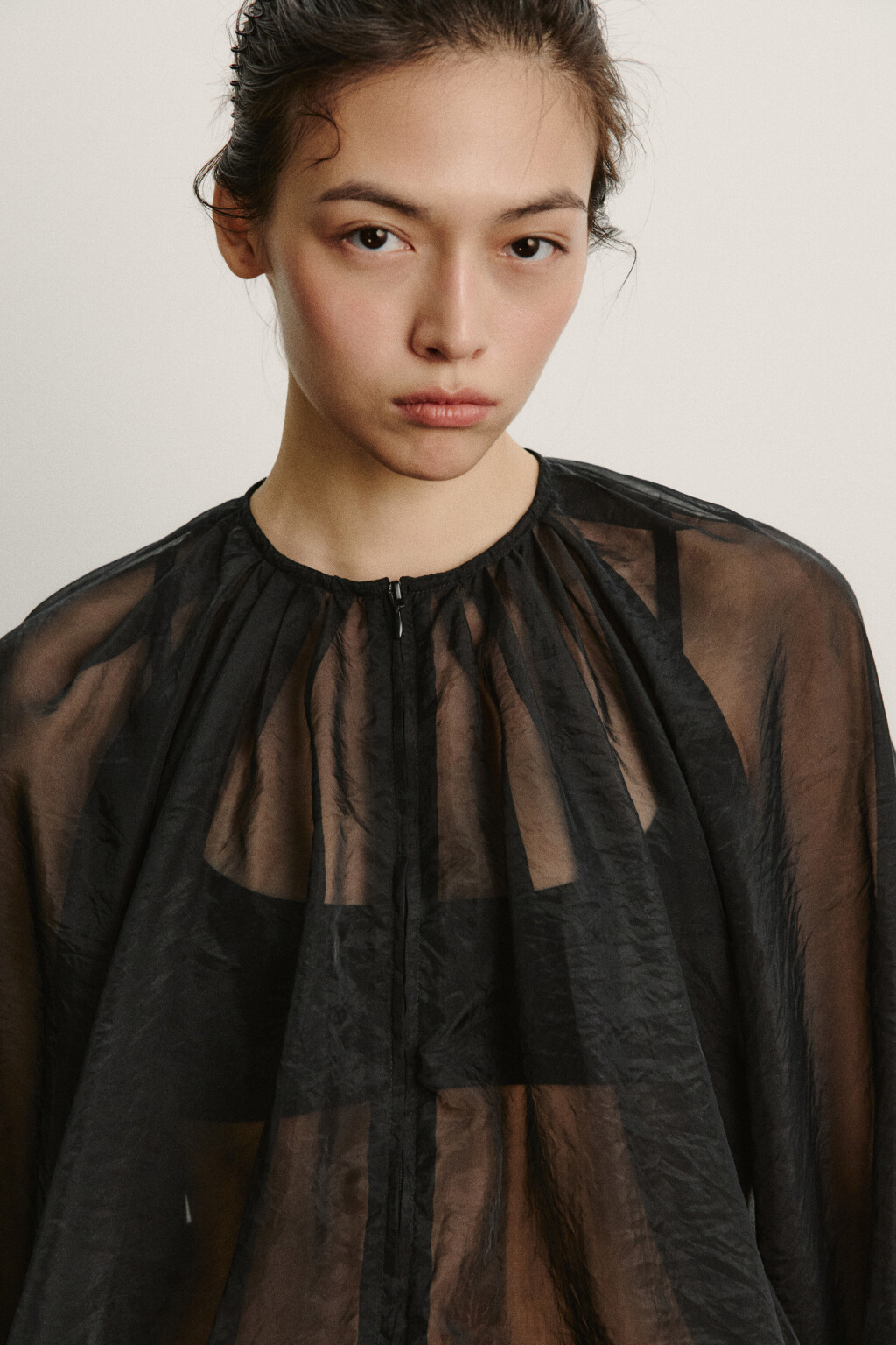 Жакет-бомбер из органзы - цвет черный - 6