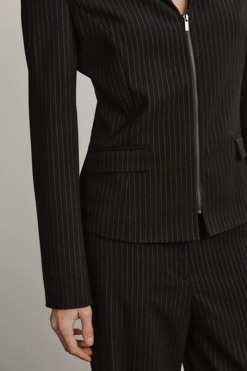 Пиджак приталенный на молнии в полоску - цвет черный - 7