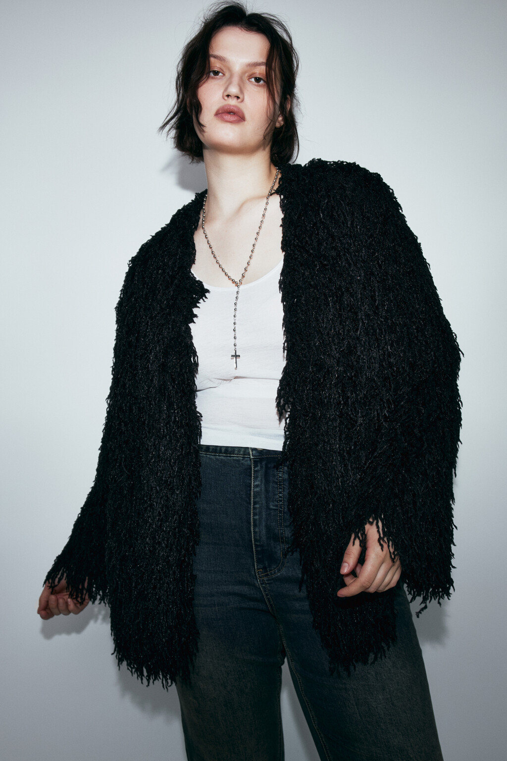 Жакет пушистый оверсайз с бахромой - цвет черный - 1