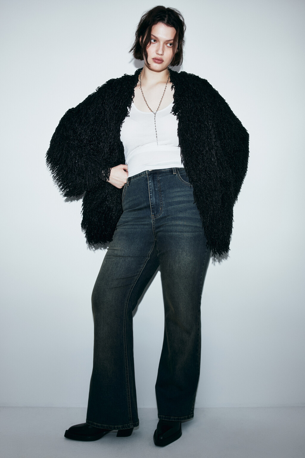 Жакет пушистый оверсайз с бахромой - цвет черный - 2