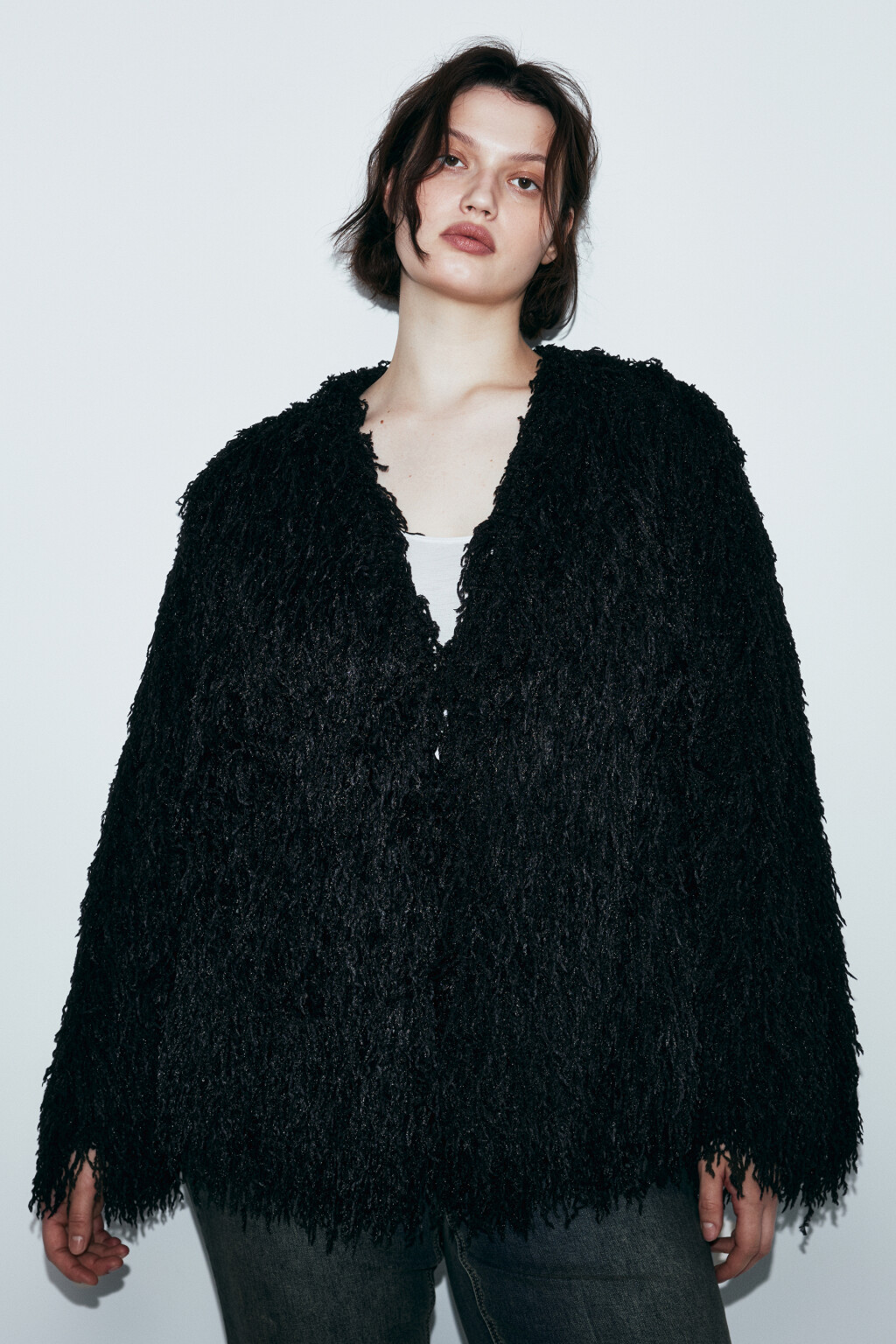 Жакет пушистый оверсайз с бахромой - цвет черный - 3