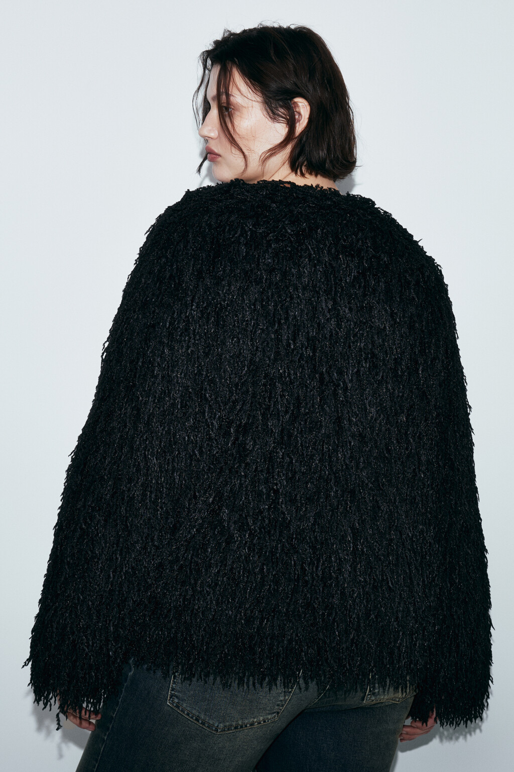Жакет пушистый оверсайз с бахромой - цвет черный - 4