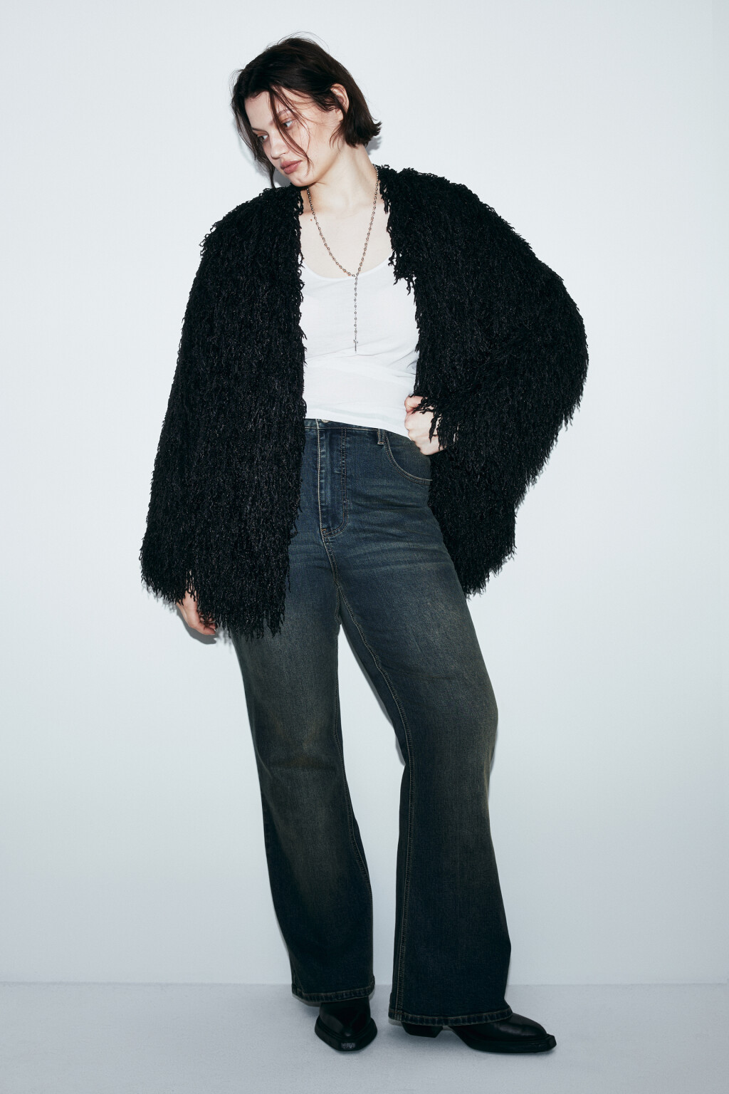 Жакет пушистый оверсайз с бахромой - цвет черный - 5
