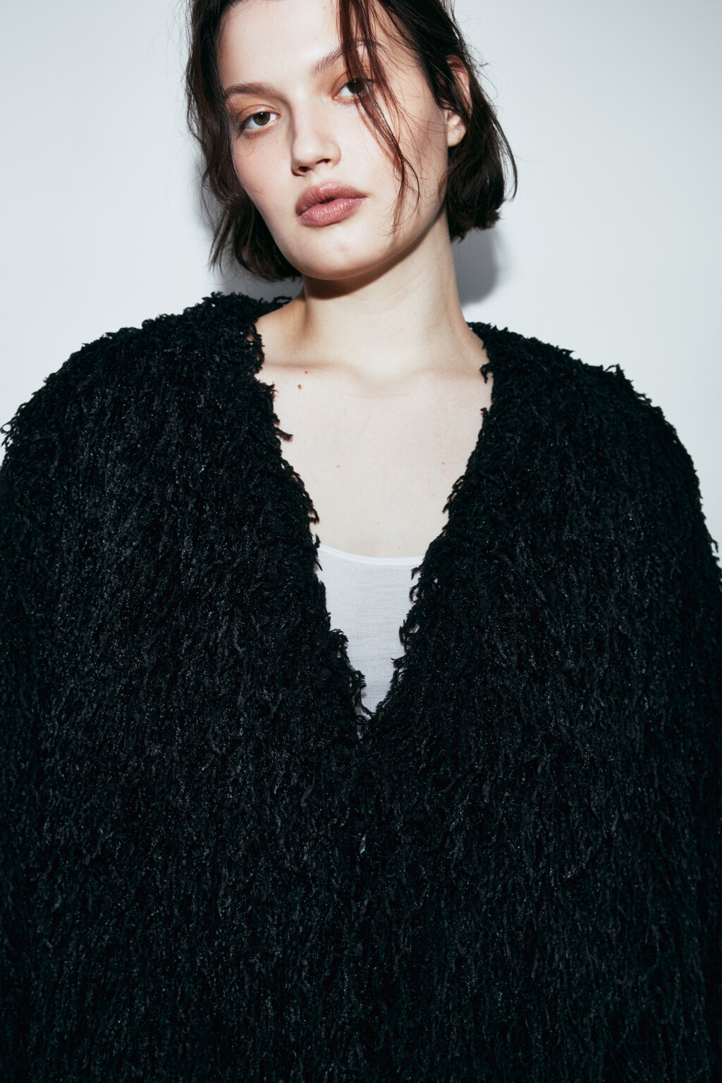 Жакет пушистый оверсайз с бахромой - цвет черный - 6