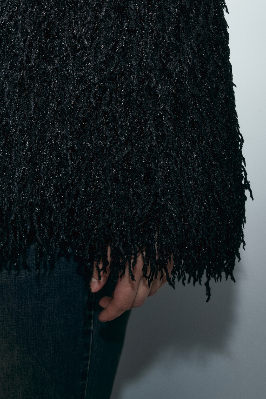 Жакет пушистый оверсайз с бахромой - цвет черный - 7