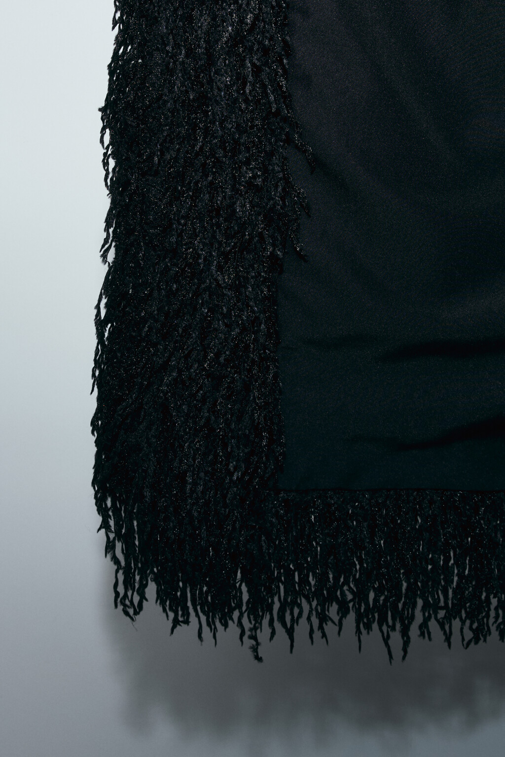 Жакет пушистый оверсайз с бахромой - цвет черный - 8