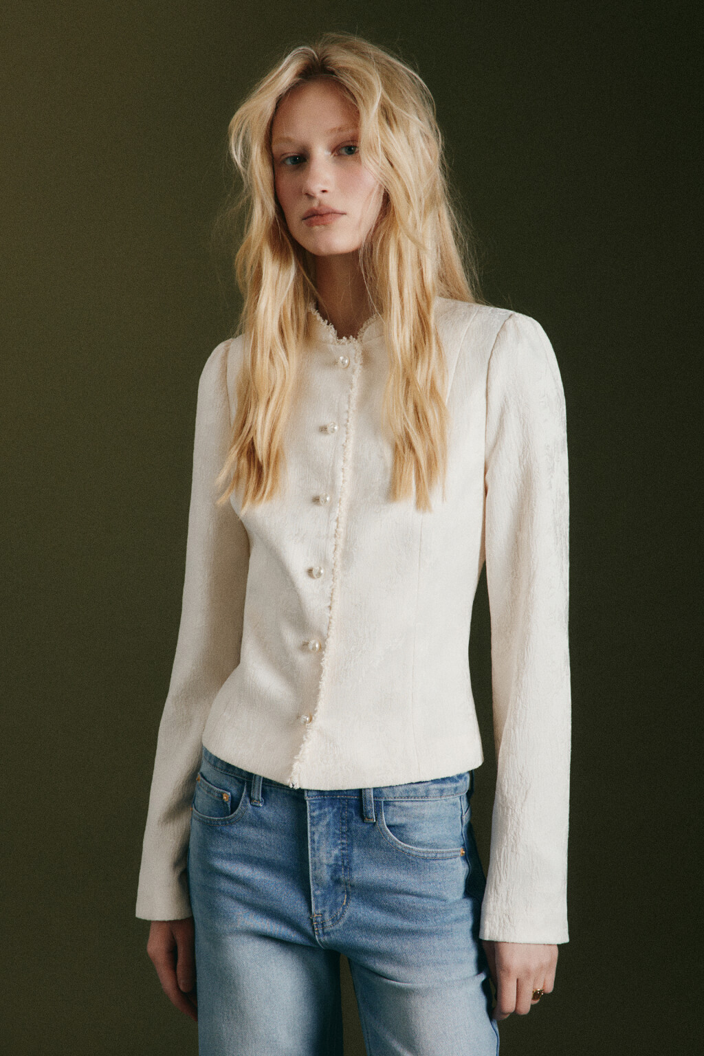 Жакет приталенный с ажурным узором - цвет молочный - 3