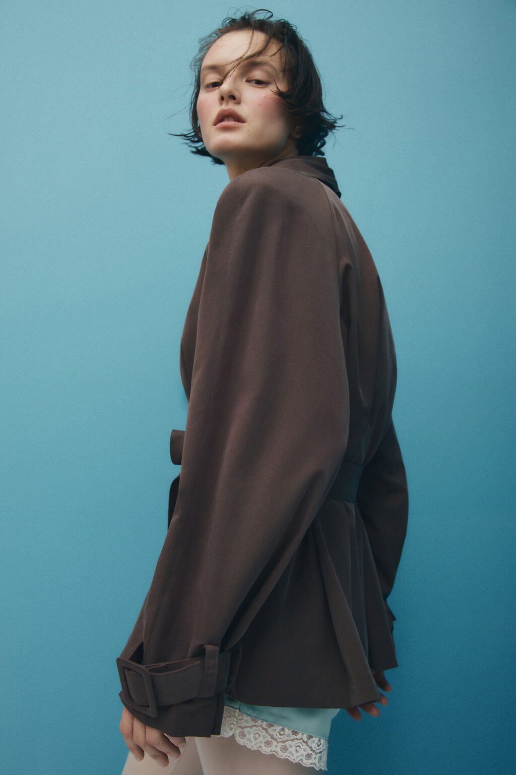 Пиджак вискозный с поясом - цвет коричневый - 2